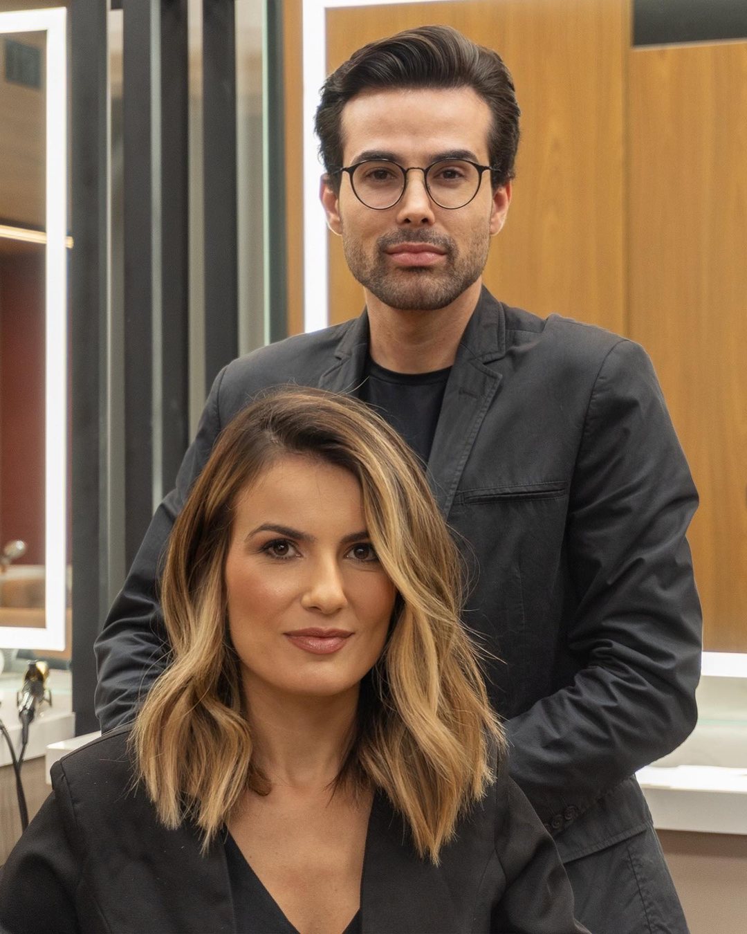 Corte long bob com mechas iluminadas, finalizado em ondas no salão