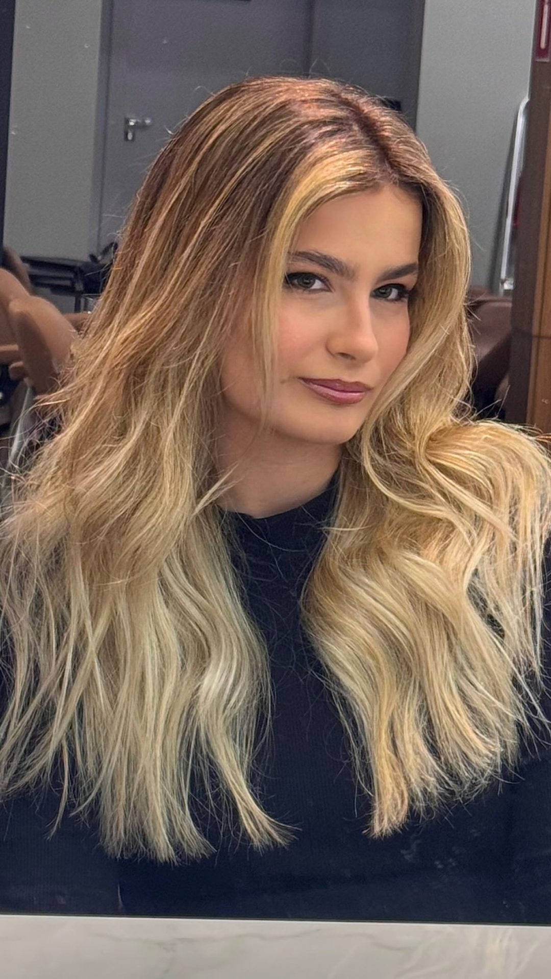 Loiro iluminado com ondas despojadas