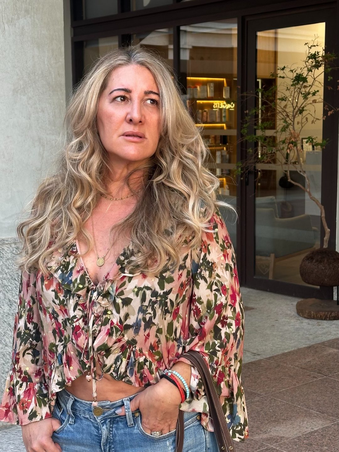 Loiro longo em ondas naturais