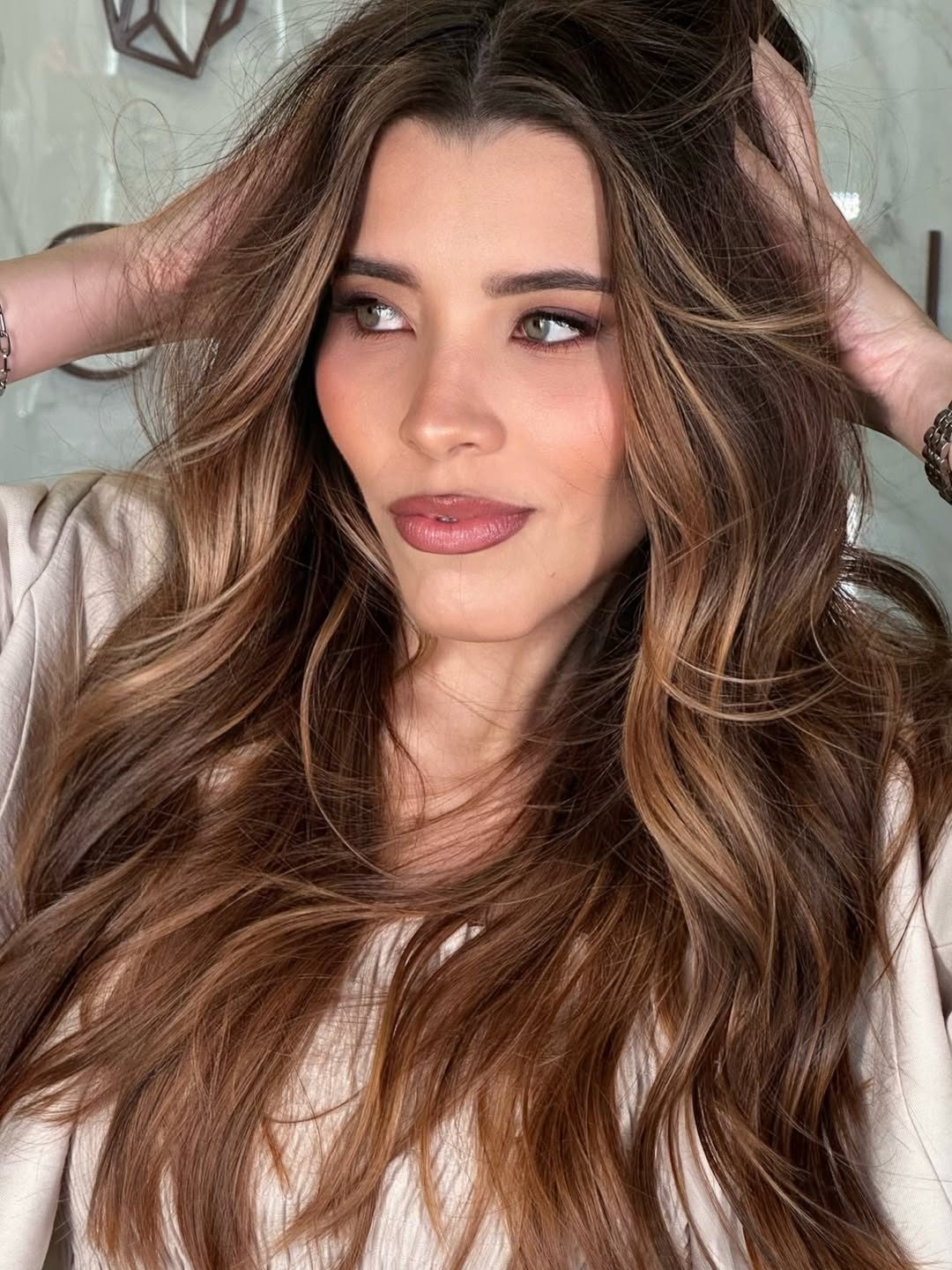 Castanho iluminado com ondas volumosas