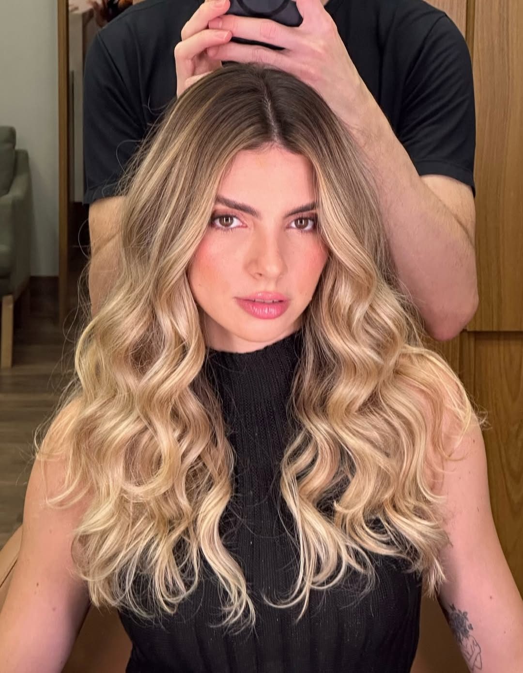 Loiro iluminado com ondas largas
