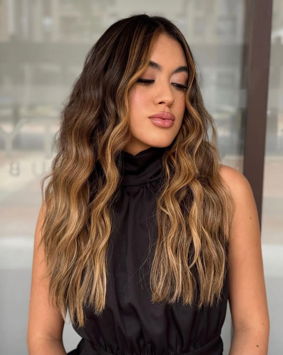 Morena iluminada com mechas caramelo