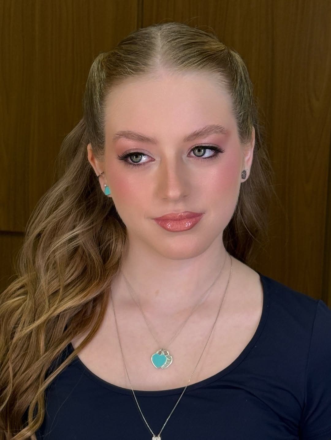 Penteado preso com maquiagem suave