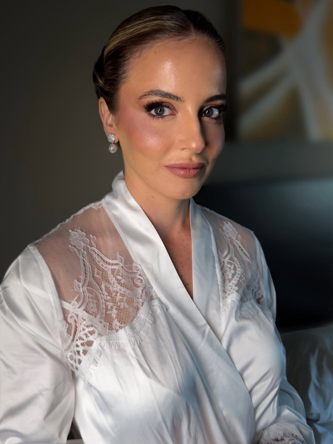 Noiva de robe, com cabelo preso e maquiagem pronta