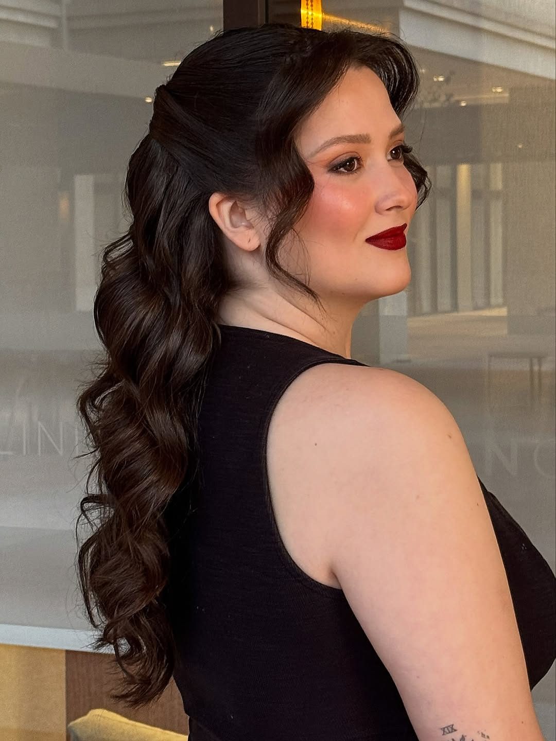 Penteado com ondas hollywoodianas em cabelo escuro