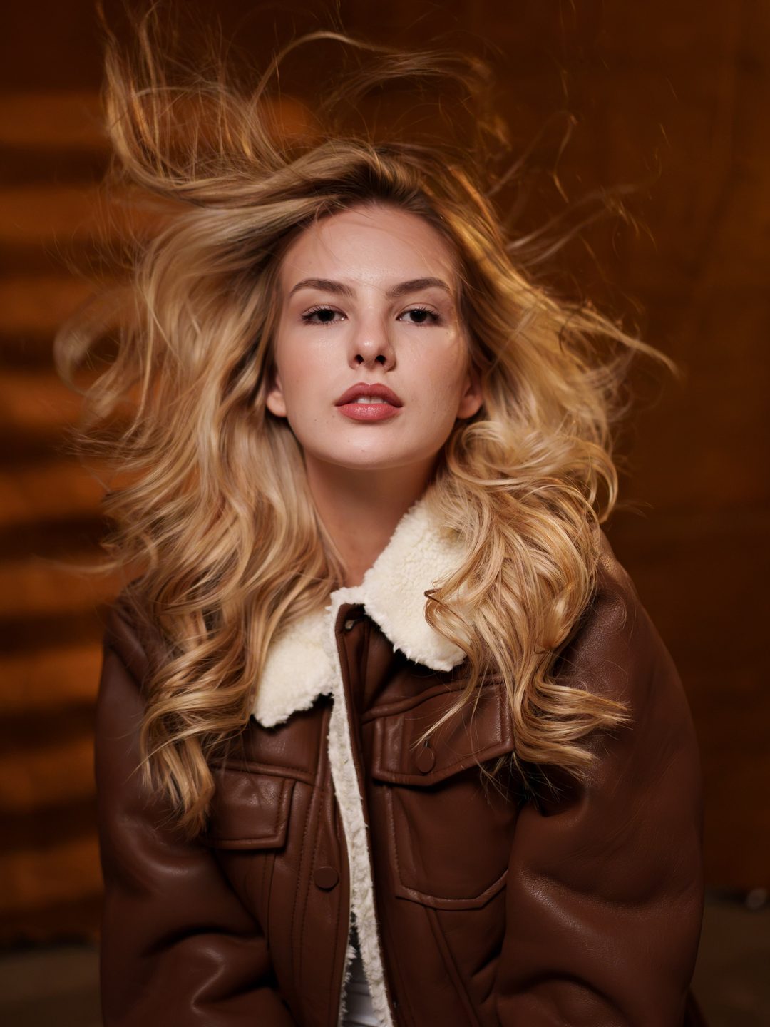 Loiro dourado com ondas volumosas em movimento