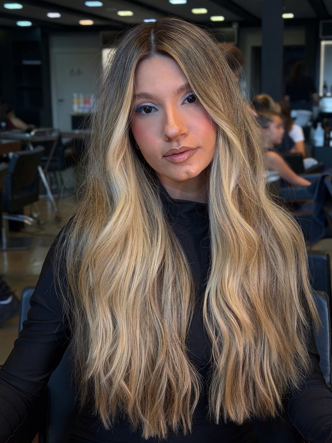 Loiro com mechas longas e finalização em ondas