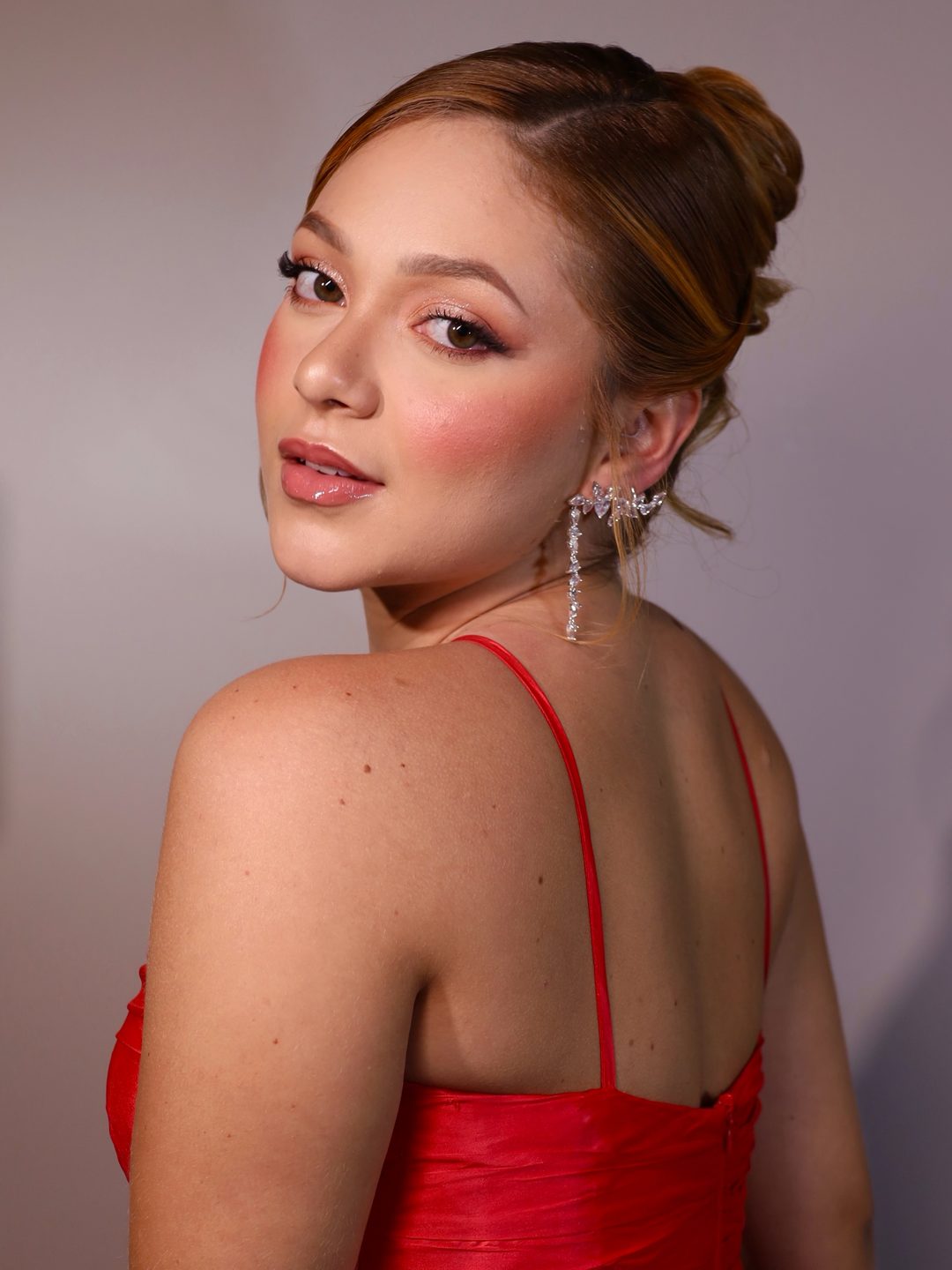 Penteado preso com maquiagem de festa