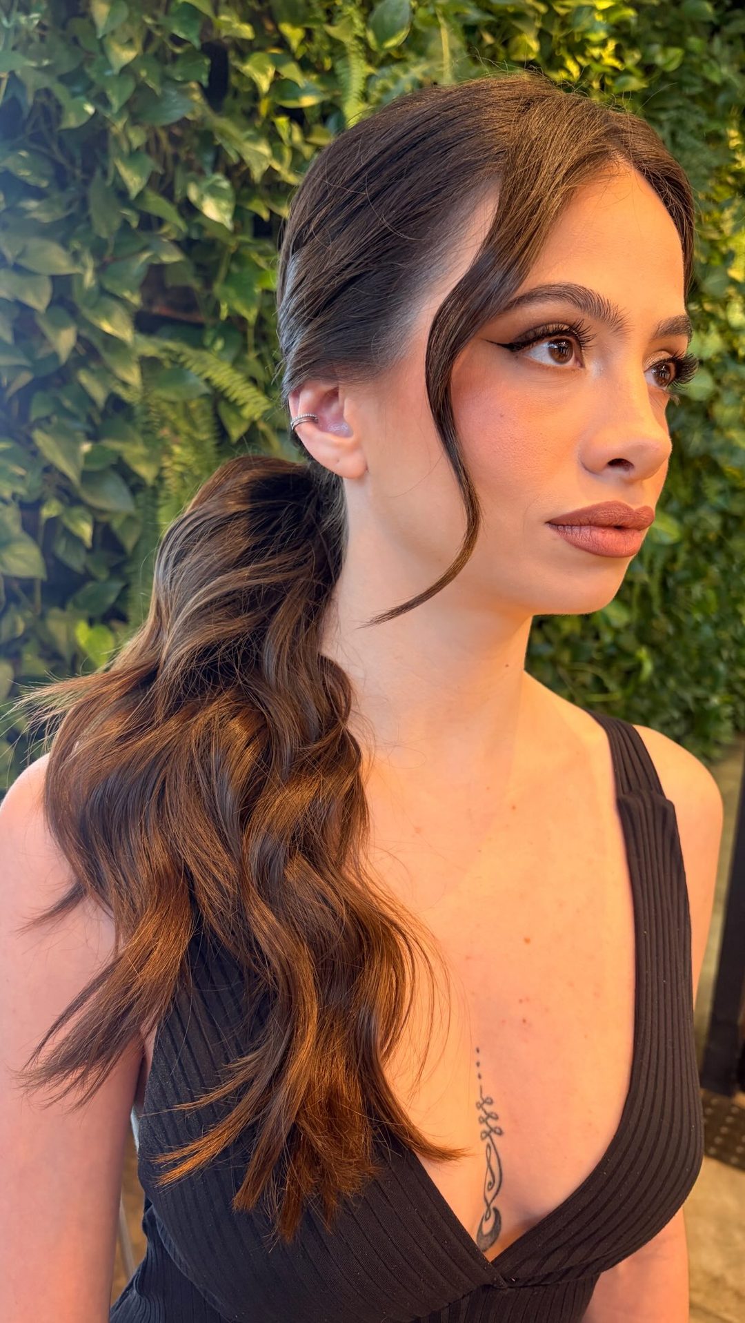Rabo de cavalo baixo com ondas, em cabelo castanho