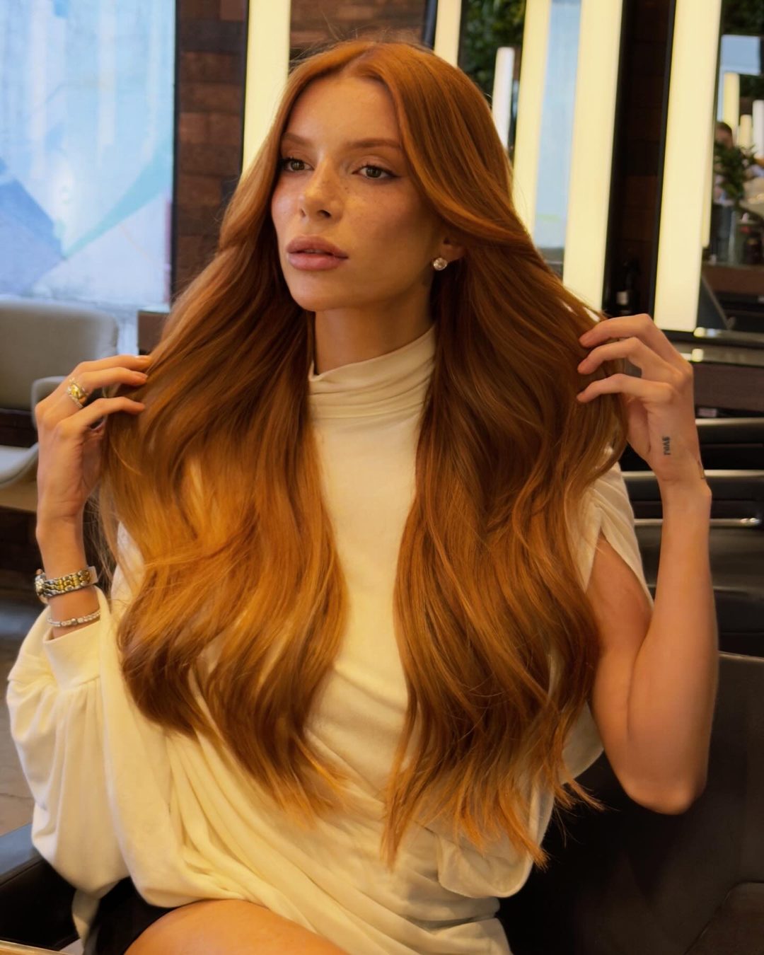 Cabelo ruivo acobreado, longo e com movimento