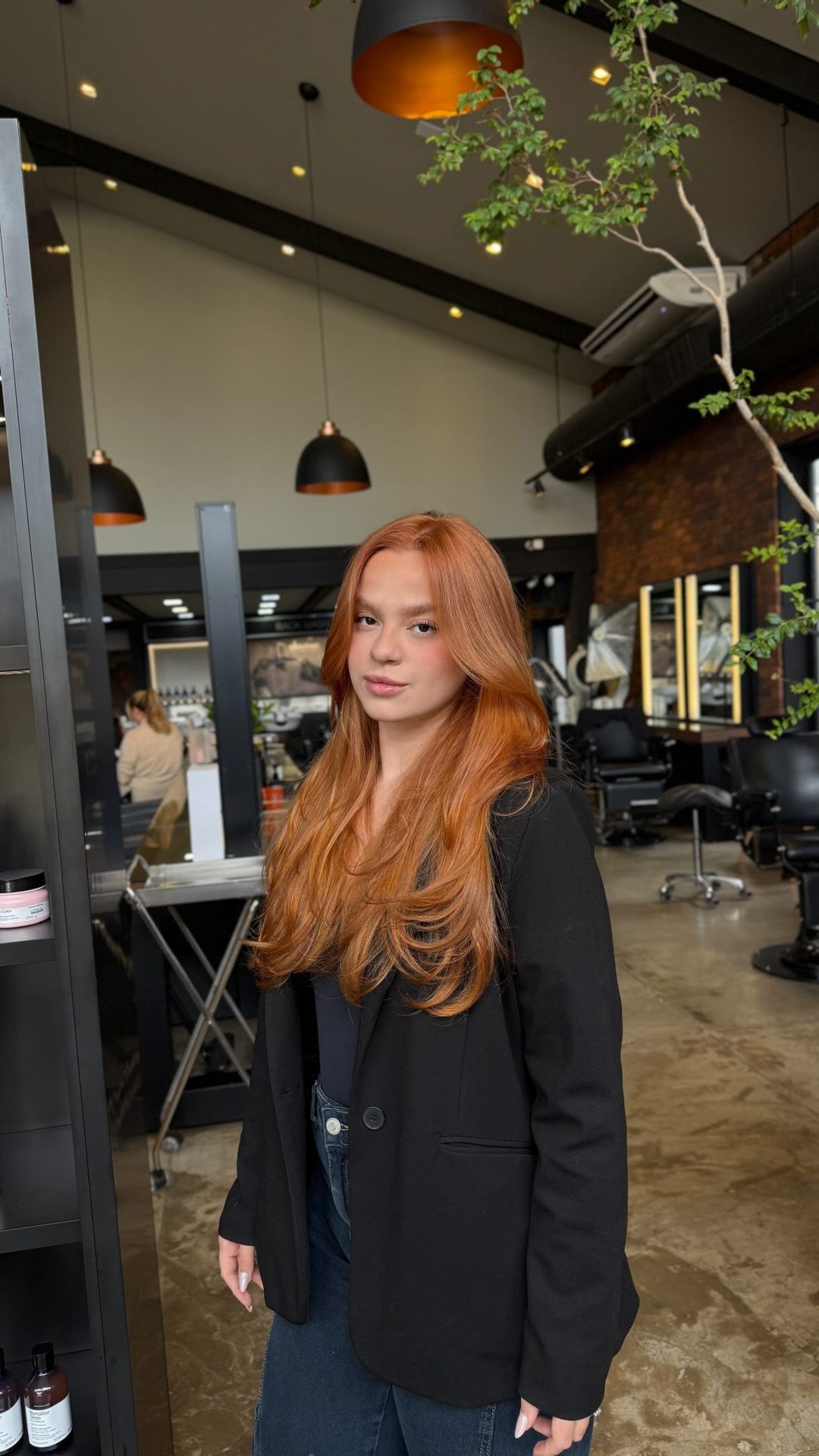 Salão da Urban Clinique por dentro, com bancadas e iluminação